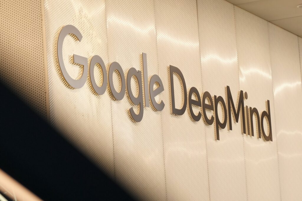 Șeful Google DeepMind cere crearea unei autorități care să testeze modele AI &icirc;nainte de lansare: Inteligența artificială ar putea ajunge la nivelul omului &icirc;n următorii ani
