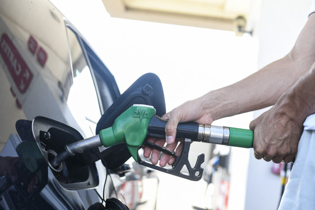 Senatul a adoptat redeclararea stării de criză pe piața carburanților și aplicarea unei accize dinamice. Cu c&acirc;t ar putea scădea prețurile la pompă