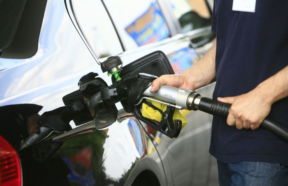 Senatul a votat starea de criză la carburanți, dar ieftinirea va fi invizibilă pentru șoferi: &bdquo;O lege pentru băieții deștepți&rdquo;