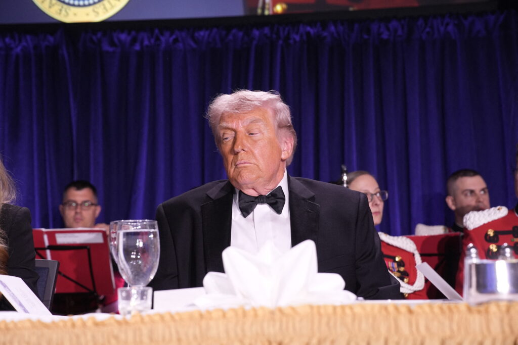 &bdquo;Spectacolul trebuie să continue&rdquo;: Trump se &icirc;ntoarce la Cina Corespondenților la trei luni de la atacul armat