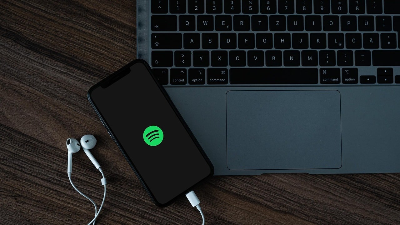 Spotify mizează pe AI: utilizatorii vor putea crea remixuri și coveruri generate artificial