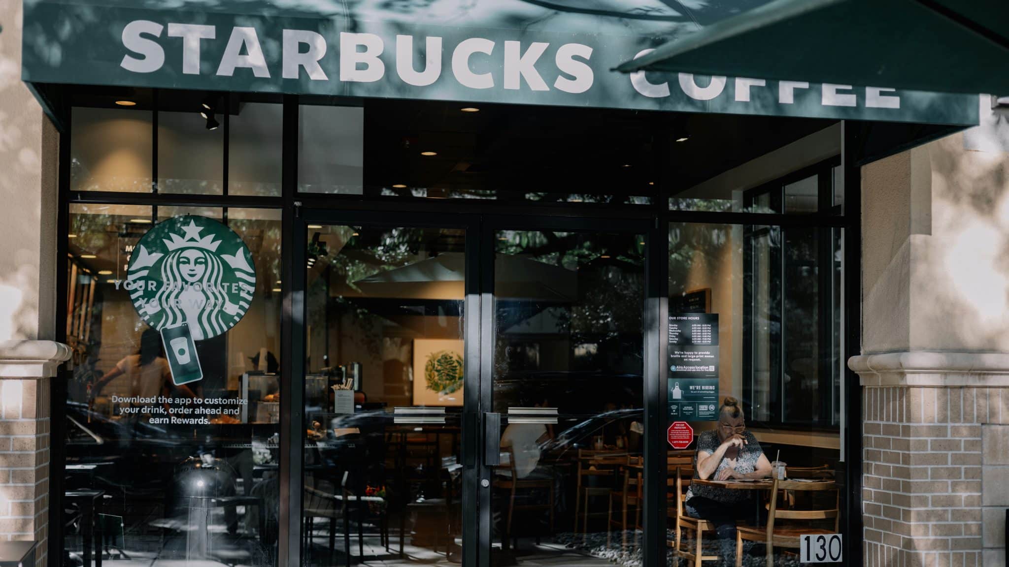 Starbucks anunță noi concedieri și &icirc;nchide birouri regionale &icirc;n SUA, &icirc;n plin proces de restructurare