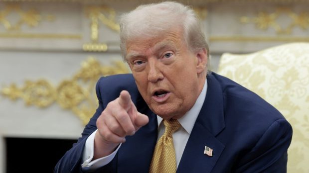 SUA impun taxe de peste 10% &icirc;mpotriva UE, inclusiv Rom&acirc;niei, dintr-un motiv inventat. UE &icirc;i transmite lui Donald Trump că angajații europeni sunt mai respectați dec&acirc;t cei americani