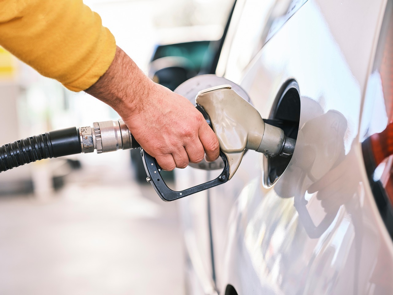TABEL Neobișnuit &icirc;n benzinării. Motorina și benzina s-au scumpit &icirc;n toate stațiile &icirc;n acest weekend