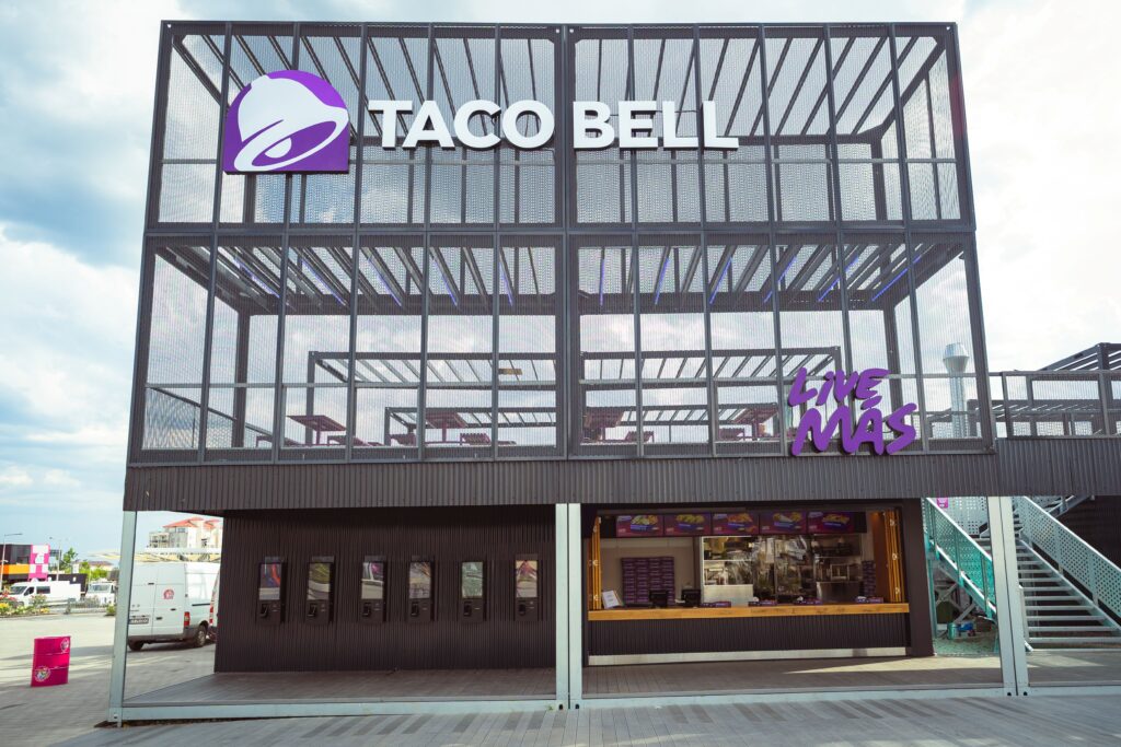 Taco Bell deschide un restaurant sezonier la Nibiru din Costinești. Sphera Franchise Group investește peste 1,2 milioane de euro &icirc;n unitățile Taco Bell și KFC