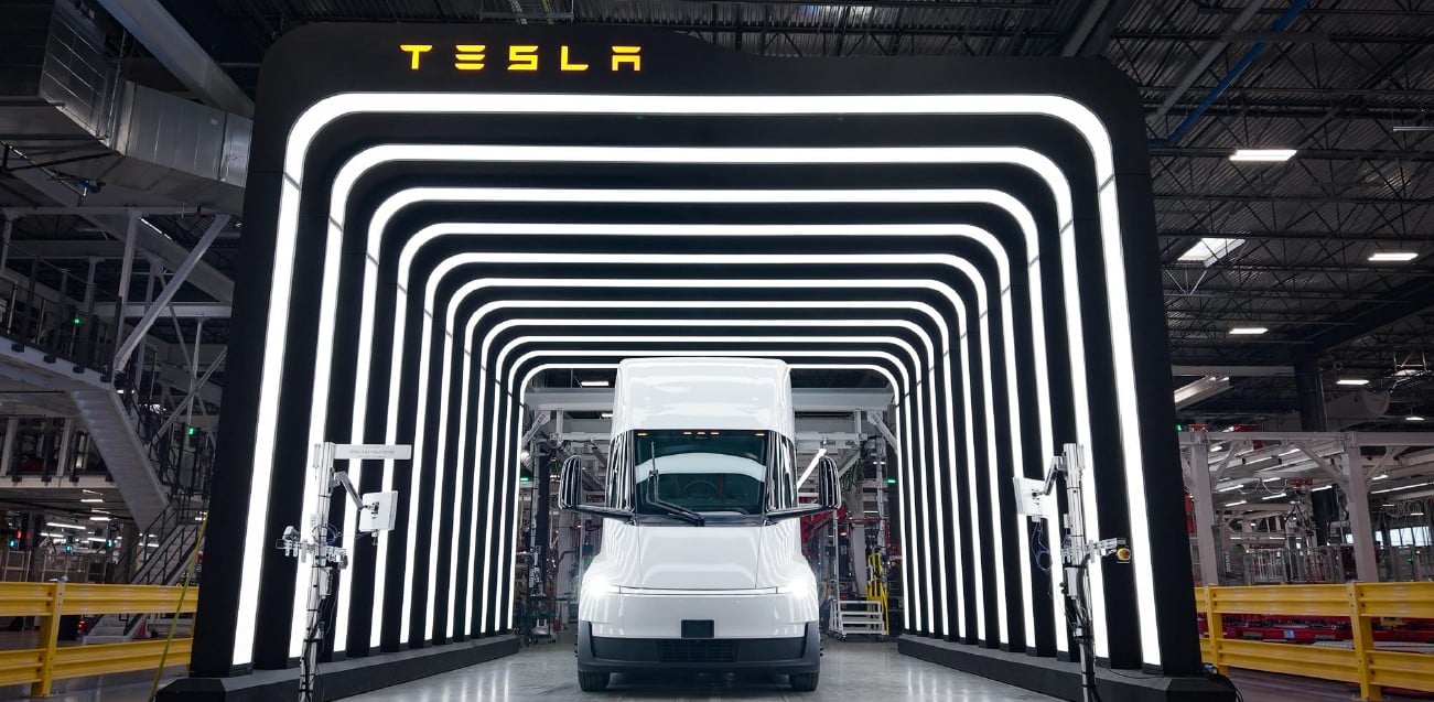 Tesla a depășit pentru prima dată pragul de 100 miliarde de dolari venituri pe ultimele 12 luni. Investițiile &icirc;n AI și producție au redus &icirc;nsă marjele &icirc;n T2 2026