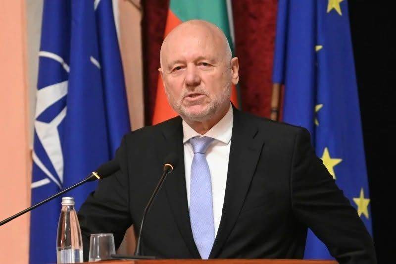 The Sofia Globe: Fost ministru bulgar critică politica de achiziţii a Sofiei după ce Rom&acirc;nia doboară drone cu F-16