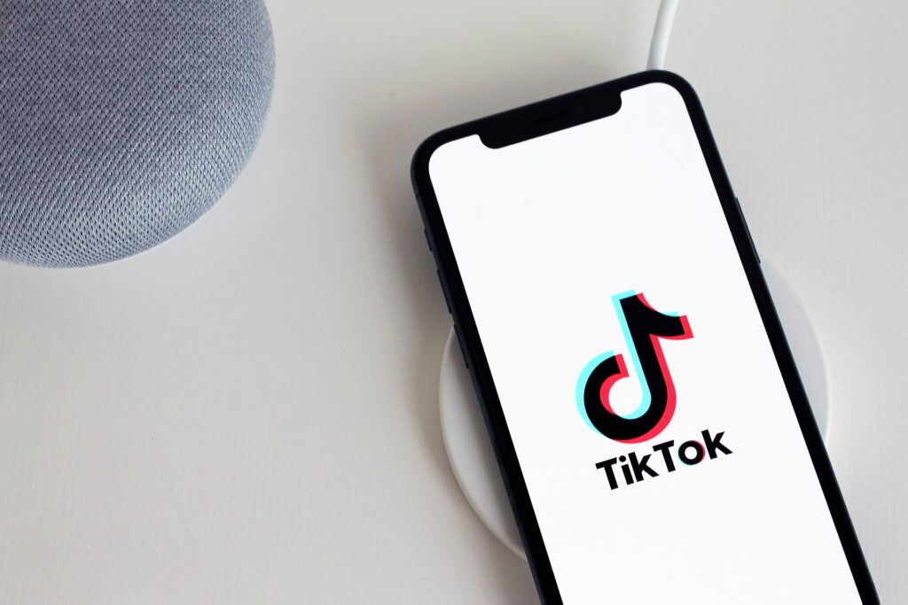 TikTok ia măsuri &icirc;mpotriva conturilor care publică exclusiv conținut generat de IA