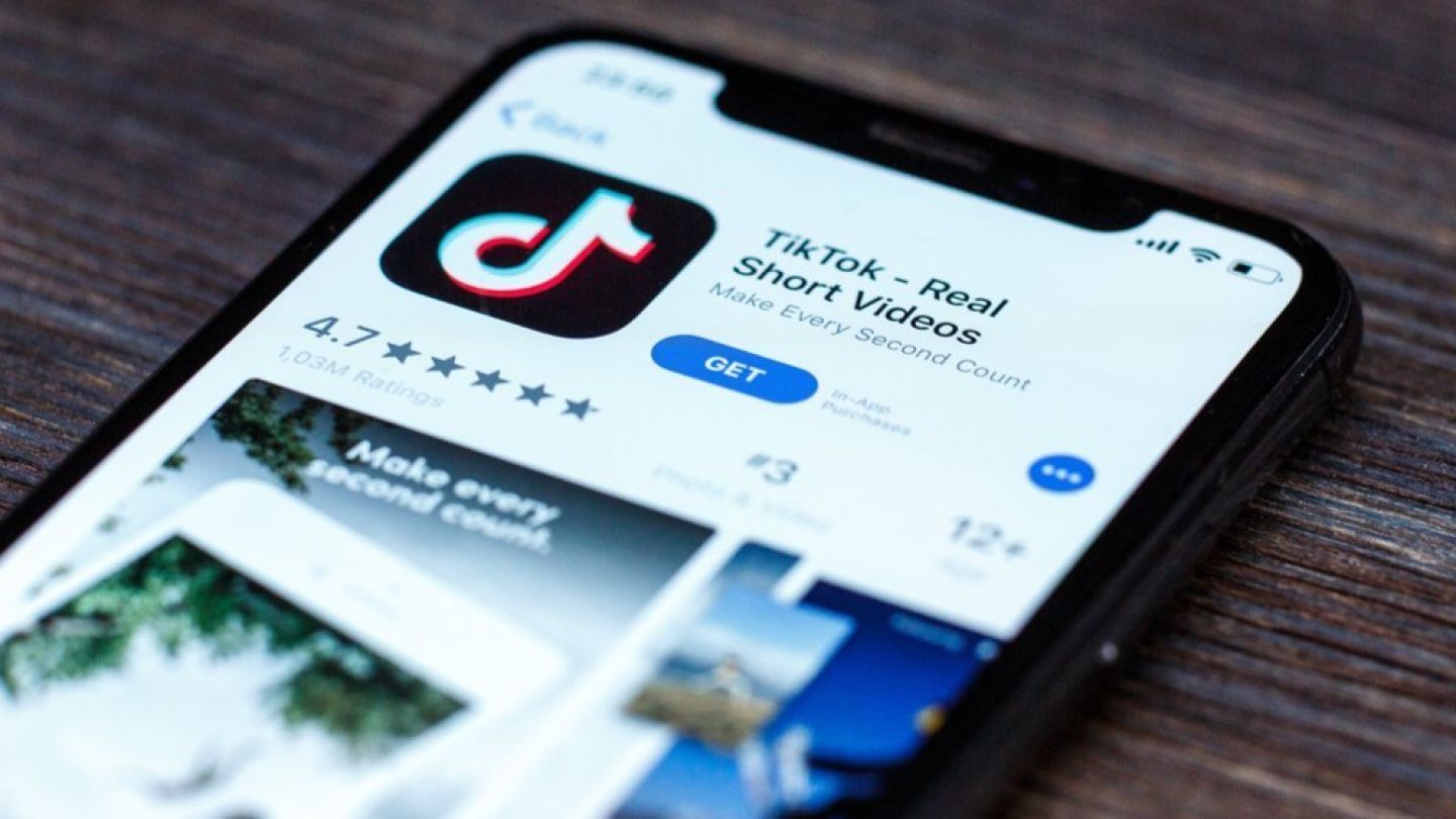 TikTok riscă o amendă uriașă &icirc;n Europa. UE acuză platforma că nu &icirc;i protejează suficient pe minori