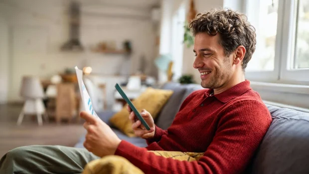Tot mai mulți rom&acirc;ni &icirc;și plătesc facturile din telefon. Ce c&acirc;știgă din asta?