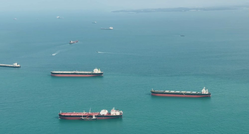 Tot mai puține nave tranzitează Str&acirc;mtoarea Hormuz după noile atacuri dintre SUA și Iran