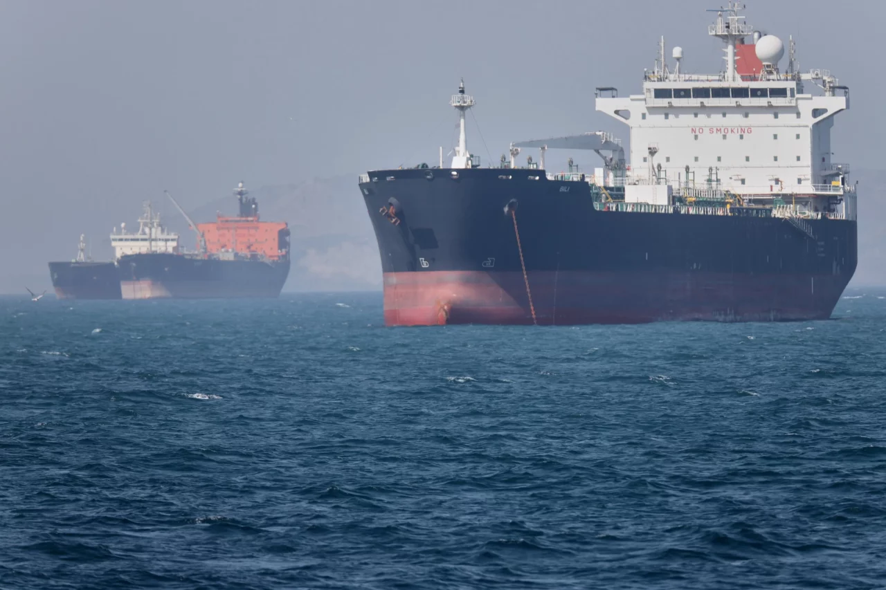Traficul prin Str&acirc;mtoarea Ormuz continuă, &icirc;n ciuda conflictului cu Iranul. SUA respinge informațiile privind blocarea rutei petroliere
