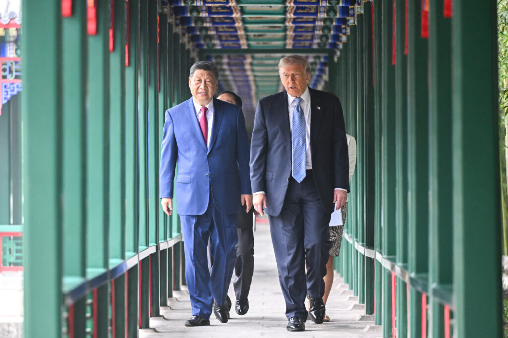 Trump acuză China că a &icirc;ncercat să influențeze alegerile din SUA, dar pregătește &icirc;n continuare o vizită de stat pentru Xi Jinping