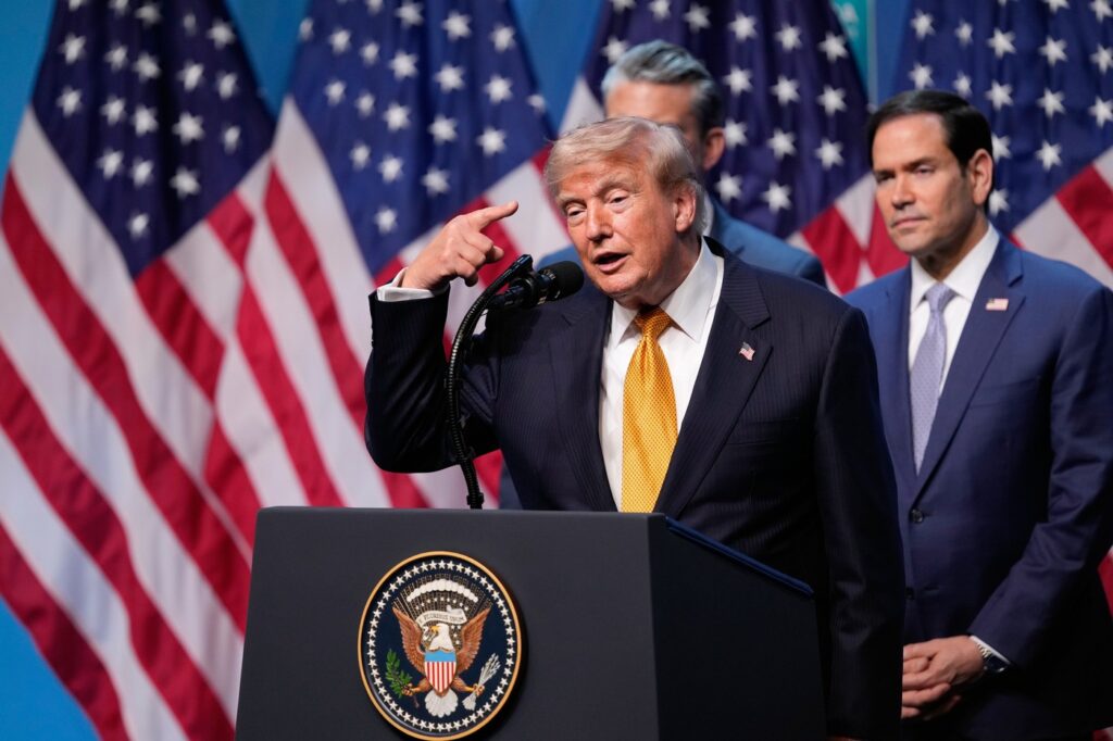 Trump ameninţă că va &bdquo;decima şi distruge complet&rdquo; Iranul dacă ar &icirc;ncerca să-l asasineze