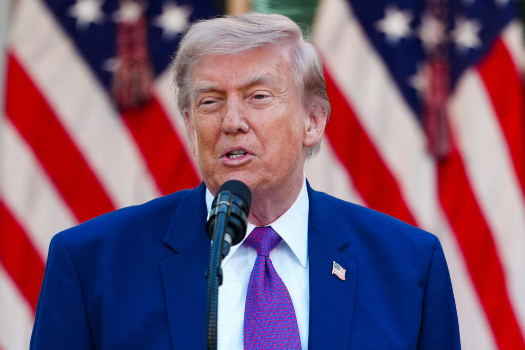 Trump anunță că americanii vor cere compensații pentru protejarea Str&acirc;mtorii Ormuz