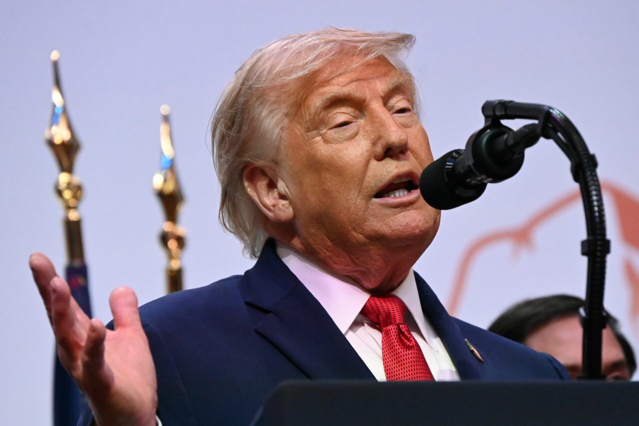 Trump anunță că tranzitul petrolier din str&acirc;mtoarea Ormuz a fost reluat: Prețurile la carburanți sunt &icirc;n scădere, piețele bursiere sunt &icirc;n creștere