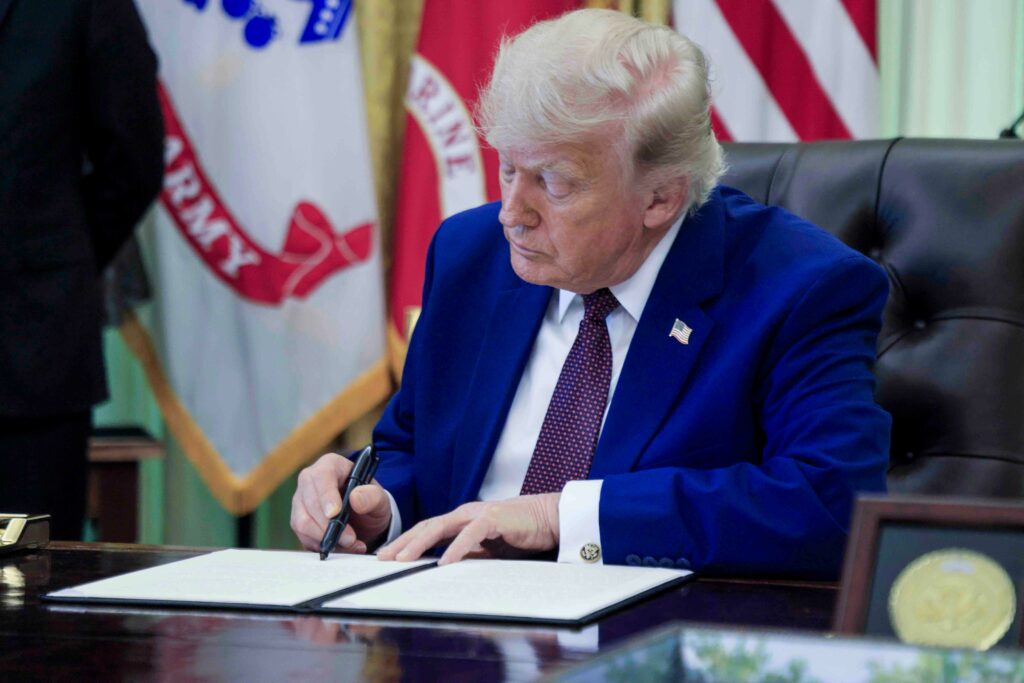 Trump anunță oficial Congresul că SUA sunt din nou &icirc;n război cu Iranul