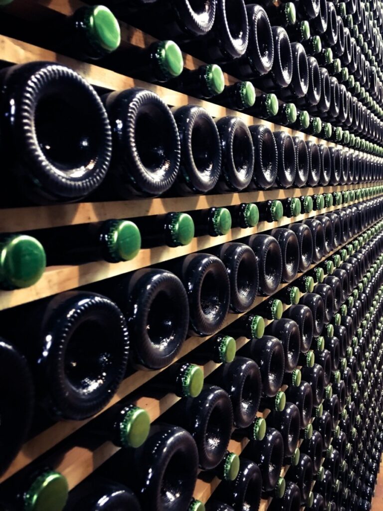 Trump avertizează Franţa că va taxa vinul cu 100% dacă nu renunţă la taxa pe veniturile din serviciile digitale / UE exportă anual &icirc;n SUA alcool de aproximativ 9 miliarde de euro