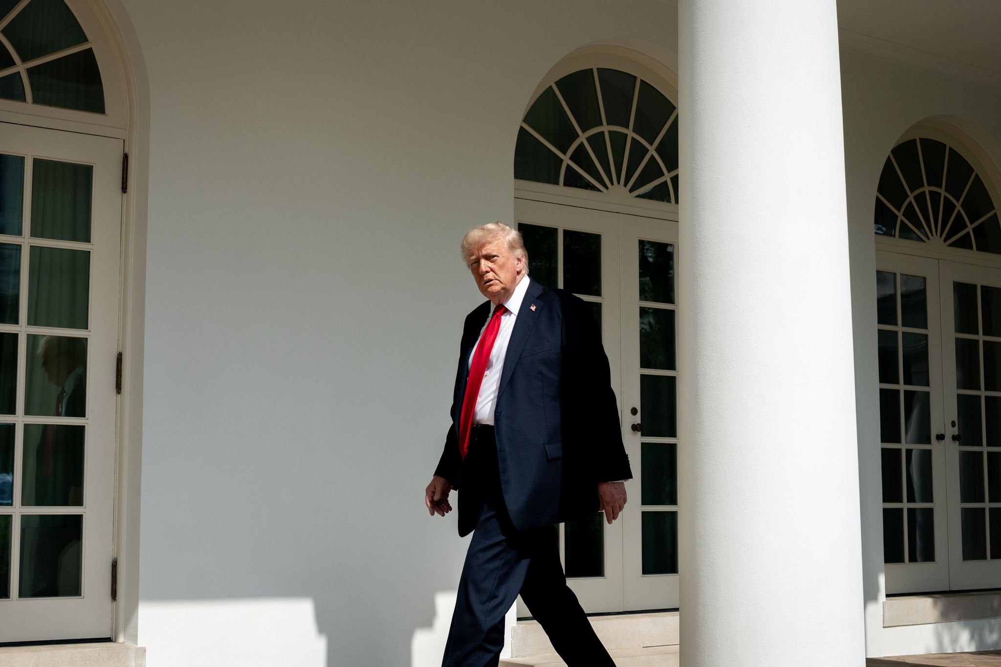 Trump avertizează Franța să elimine taxa pe tehnologie sau &icirc;i va impune taxe vamale de 100% pe vin (NY Post)