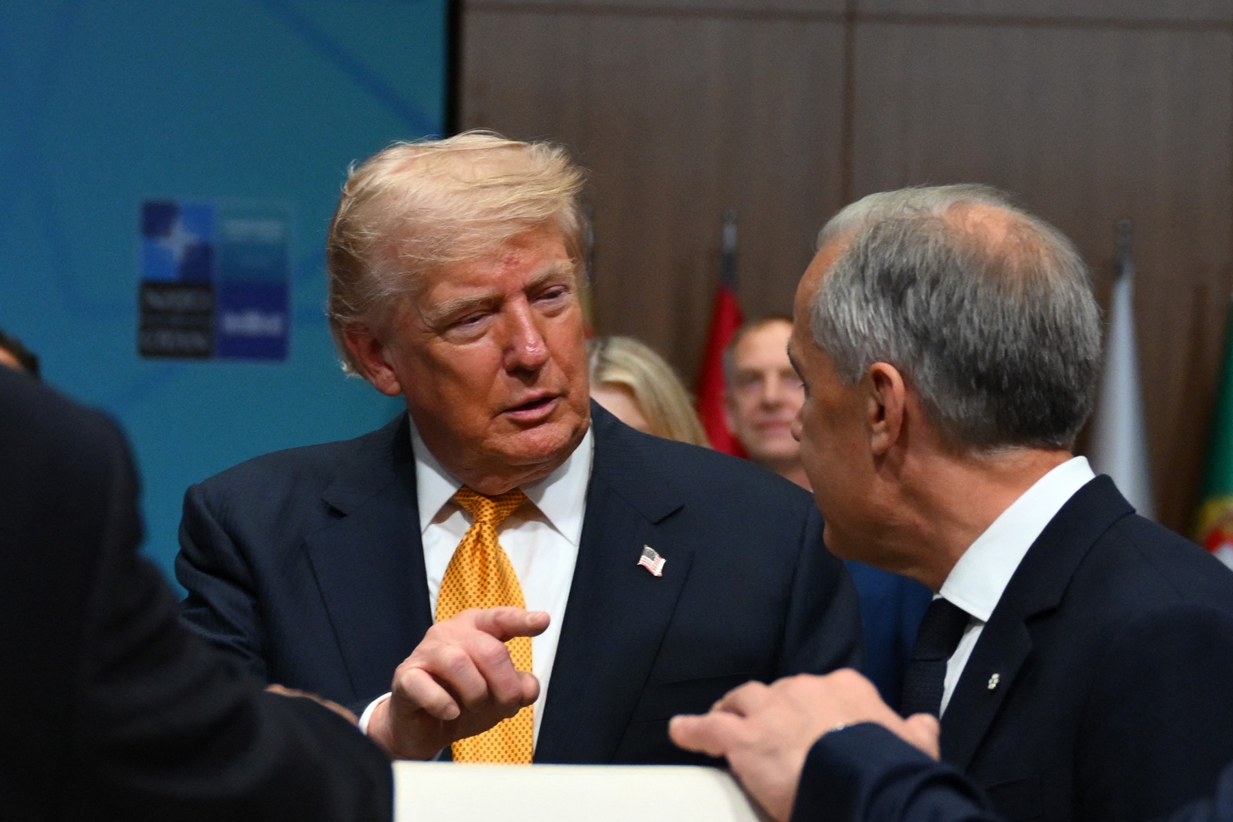 Trump escaladează conflictul comercial cu Canada: Noi taxe vamale de 50% pentru vin, crose de hochei și ciment