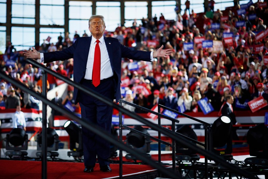 Trump i-a revocat pe ultimii membri ai comisiei electorale &icirc;nainte alegerilor legislative de la jumătatea mandatului. Sunt temeri &icirc;n SUA privind un posibil &bdquo;haos&rdquo; la alegeri