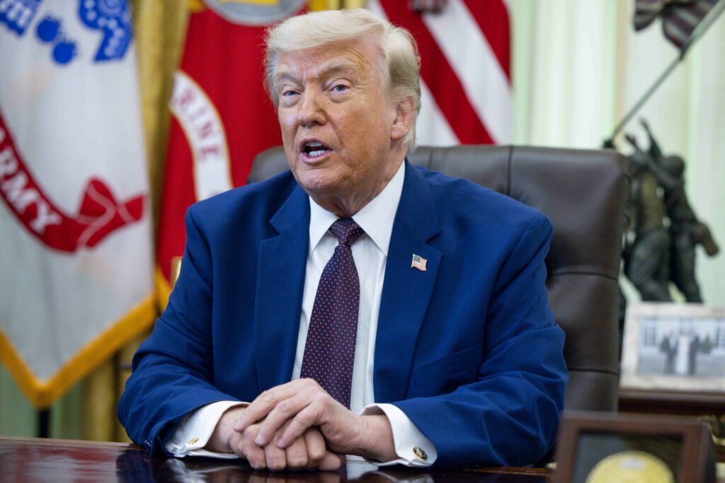 Trump îi îndeamnă pe comercianții de benzină să scadă prețurile și îi avertizează că vor apărea „probleme mari” dacă nu o vor face