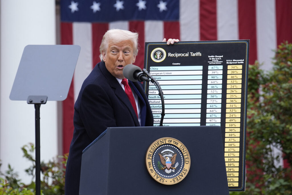 Trump impune tarife vamale de 50% pentru majoritatea produselor canadiene