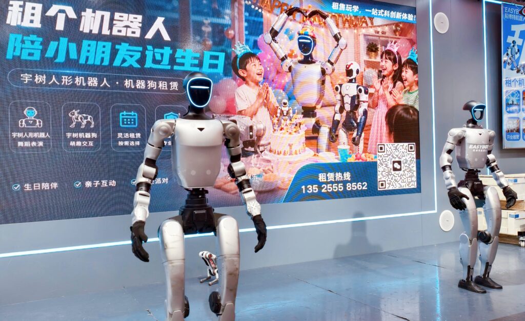 Trump pune fr&acirc;nă roboților chinezi. Washingtonul pregătește interdicția importurilor de roboți umanoizi pentru a proteja dezvoltarea sectorului AI din SUA