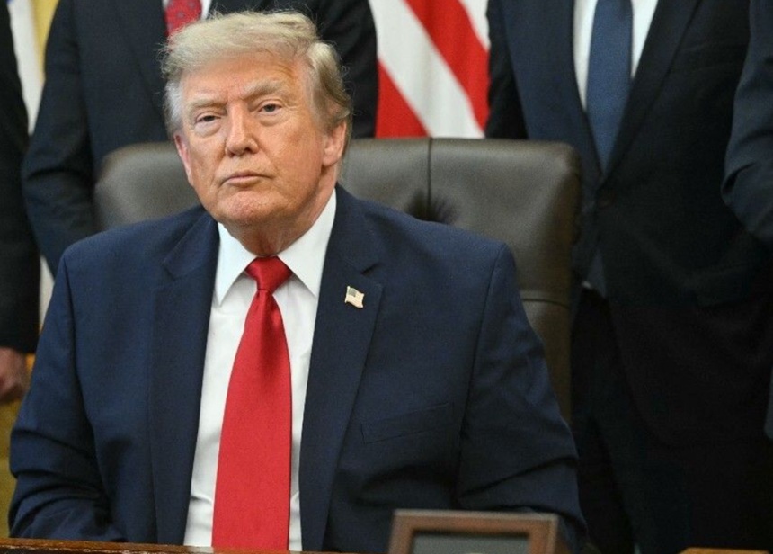 Trump renunţă la planul de a impune o taxă de 20% navelor care traversează Str&acirc;mtoarea Ormuz şi anunţă că-l &icirc;nlocuieşte cu &icirc;ncheierea unor acorduri comerciale cu ţările de Golful Persic. Comandamentul Militar iranian &icirc;şi ameninţă vecinii