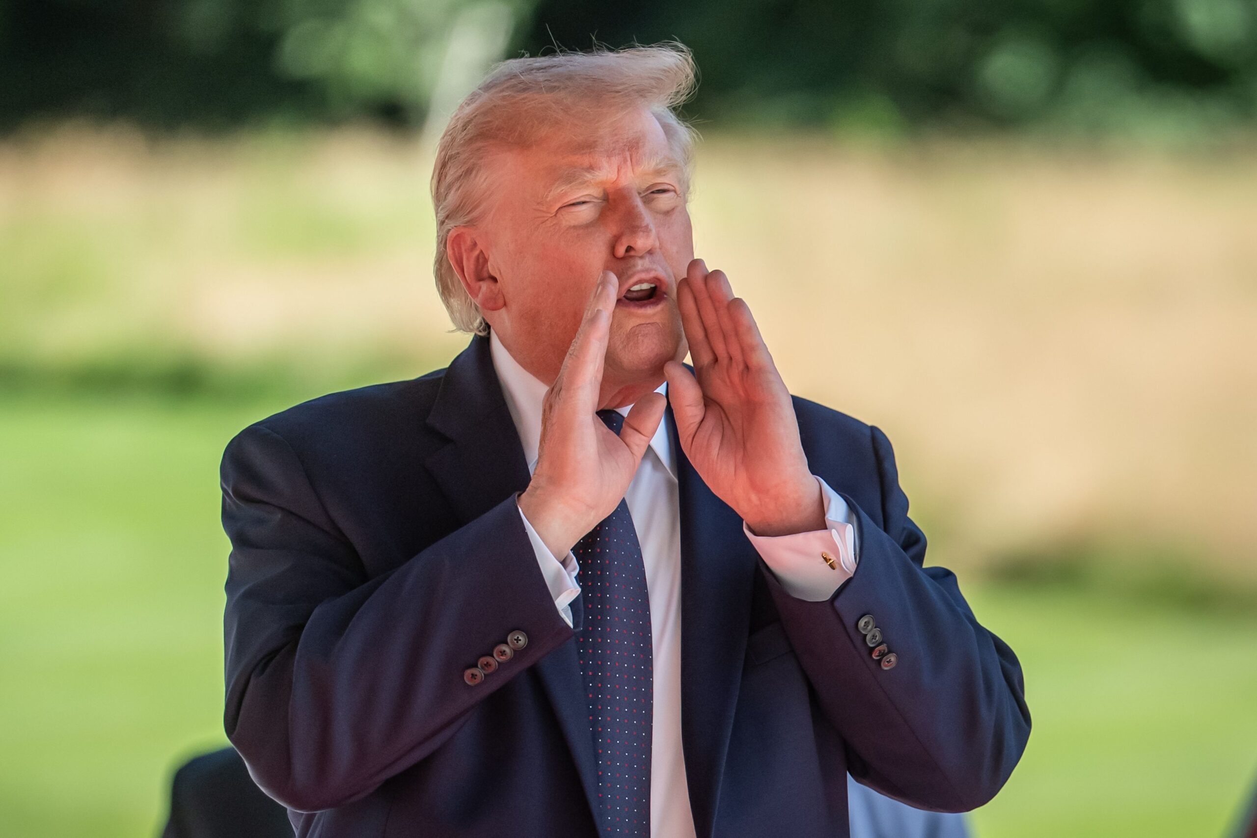 Trump s-a răzg&acirc;ndit și nu va mai taxa cu 20% navele care traversează Str&acirc;mtoarea Ormuz