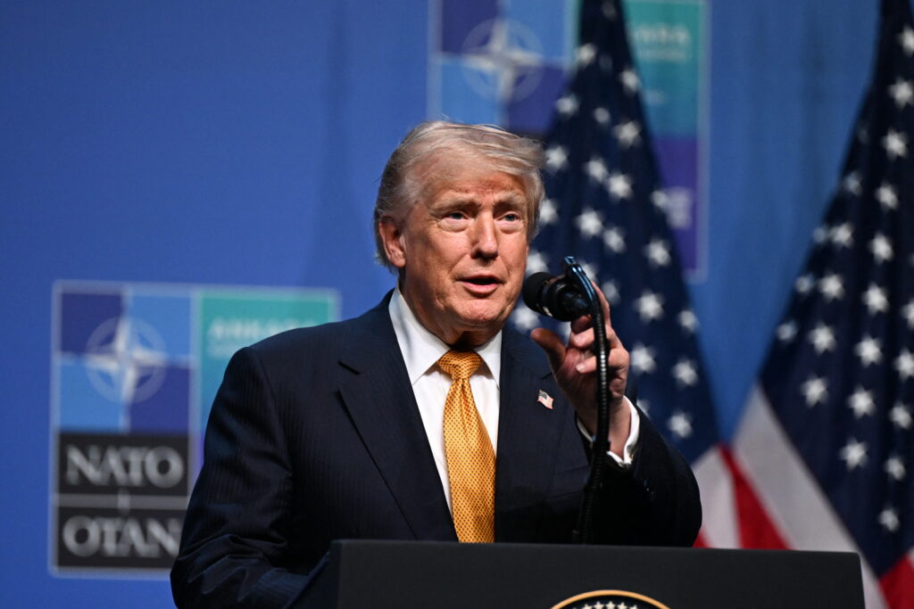 Trump se răzg&acirc;ndește &icirc;n privința taxei de 20% pentru navele care trec prin Ormuz, dar vrea acorduri comerciale