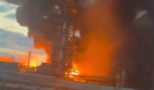 Ucraina a bombardat o rafinărie de petrol &icirc;n Rusia. Complexul care arde producea 600.000 de tone de țiței pe an