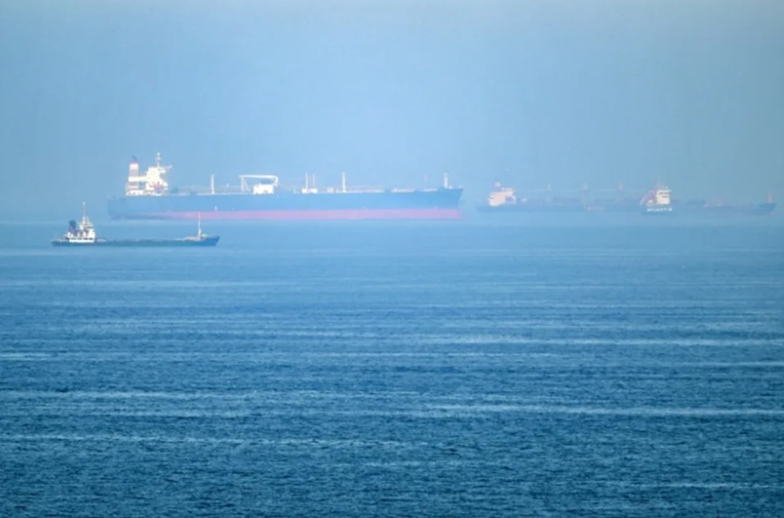 UKTMO: Echipajul a abandonat nava &icirc;n flăcări lovită de Iran &icirc;n Str&acirc;mtoarea Ormuz
