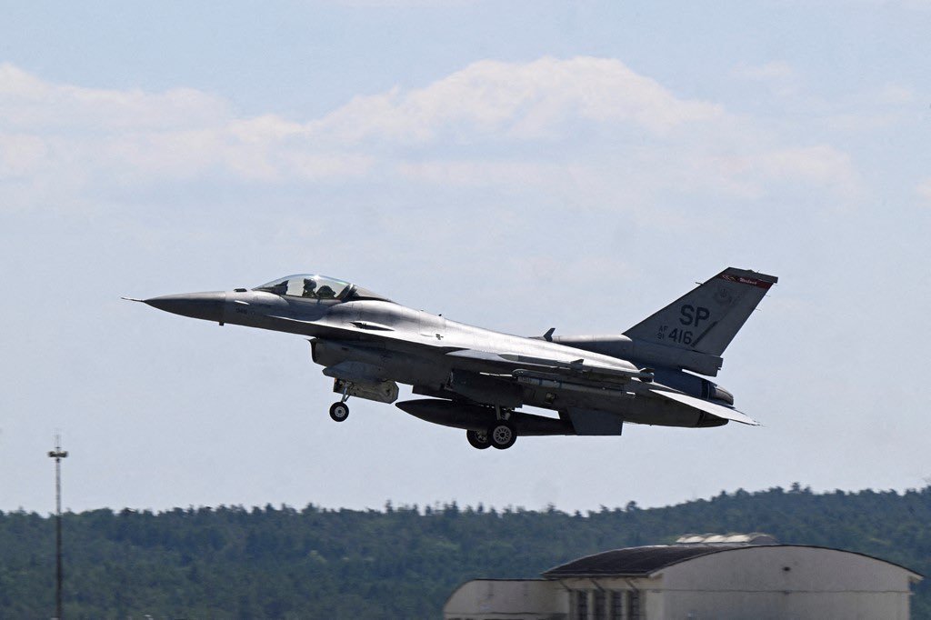 Un avion de v&acirc;nătoare ucrainean de tip F-16 ar fi dobor&acirc;t, pentru prima dată, un avion de v&acirc;nătoare rus &icirc;ntr-un duel aerian