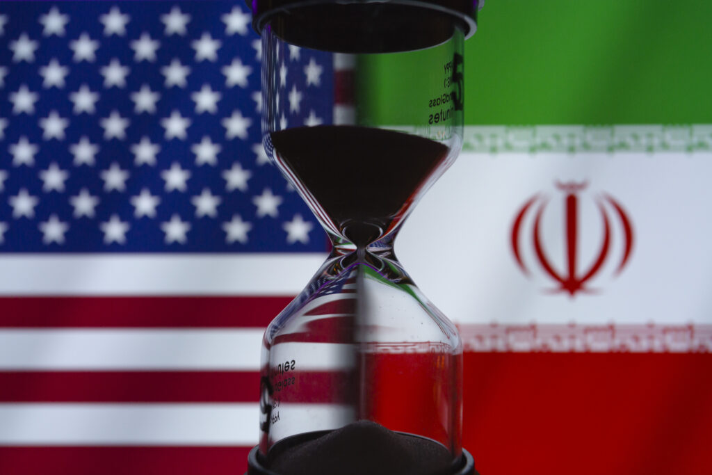 Un oficial iranian se &icirc;nt&acirc;lnește cu mediatori &icirc;n Pakistan &icirc;n timp ce SUA și Iran se atacă reciproc