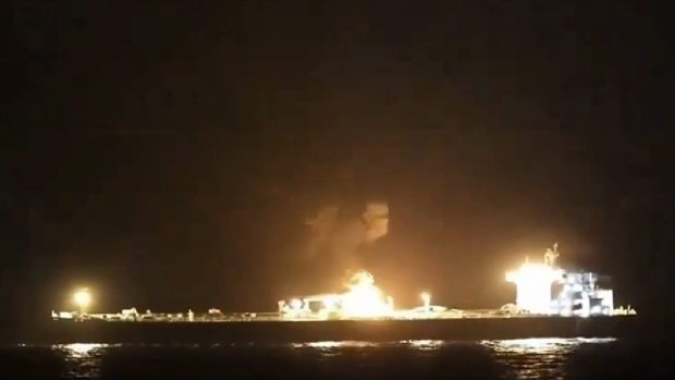 Un petrolier arde &icirc;n Marea Roșie, după ce două nave saudite au fost atacate de rebelii Houthi