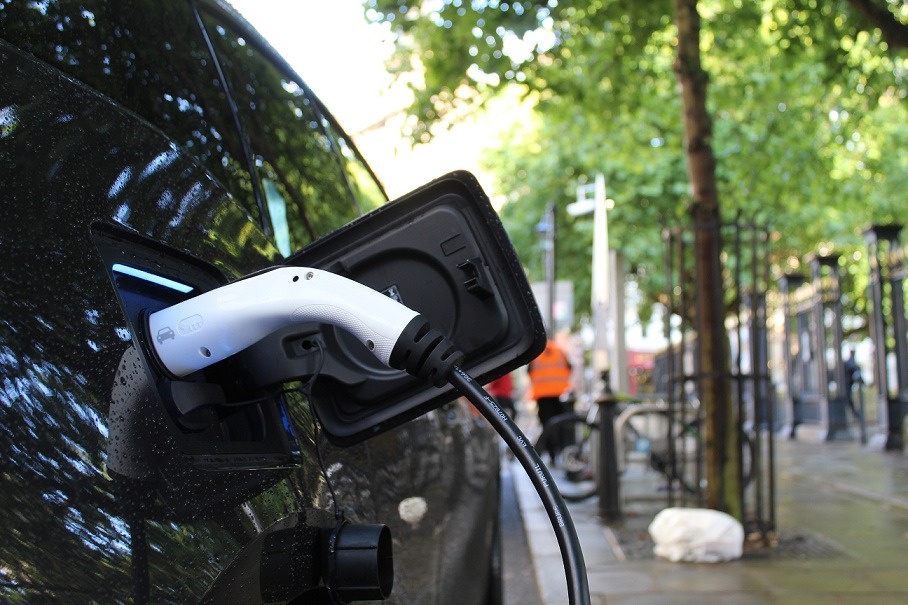 Una din trei maşini hibride plug-in v&acirc;ndute acum &icirc;n Europa este o marcă chinezească