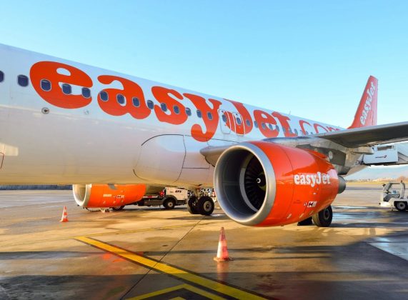 Valoarea acţiunilor easyJet a crescut vineri cu peste 13%, după oferta de preluare de 7,7 miliarde de dolari făcută de fondul american Apollo