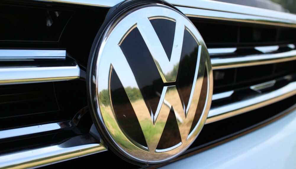 Volkswagen accelerează restructurarea: p&acirc;nă la 100.000 de concedieri și posibile &icirc;nchideri de fabrici