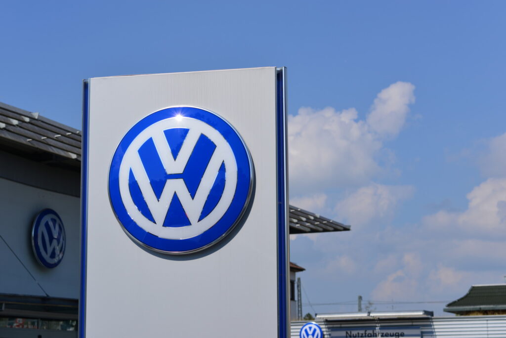 Volkswagen și-a redus profitul net cu aproape o treime &icirc;n trimestrul al doilea, pe fondul scăderii v&acirc;nzărilor din China și al costurilor excepționale
