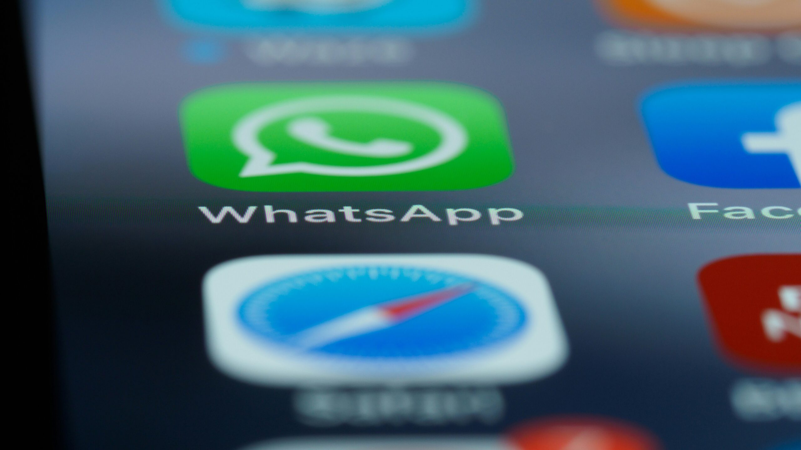 WhatsApp primește un val de funcții noi. Schimbări importante pentru iPad, Apple CarPlay, Android Auto și distribuirea muzicii