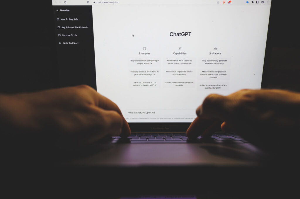 WSJ: ChatGPT a furnizat instrucțiuni pentru fabricarea de arme biologice / OpenAI a suspendat conturile, dar nu a informat autoritățile