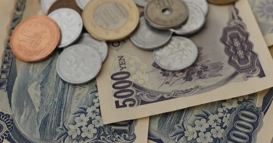 Yenul atinge un nou minim al ultimilor 40 de ani, față de dolar