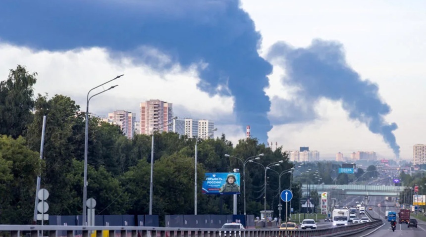 Zece răniţi, inclusiv trei chinezi, &icirc;n Rusia, &icirc;n atacuri ucrainene masive cu dronă viz&acirc;nd instalaţii strategice. Centre logistice şi un depozit de petrol, atinse. Incendiu la instalaţie industrială Iujnie Vrata. Comitetul rus de anchetă anchetează un &rdquo;ate