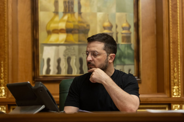 Zelenski a mers &icirc;nainte cu cea mai amplă reorganizare a armatei ucrainene din 2024 &icirc;ncoace şi l-a demis pe generalul Oleksandr S&icirc;rsk&icirc;i. El a fost &icirc;nlocuit de Mykhailo Drapatyi la conducerea forţelor armate ucrainene