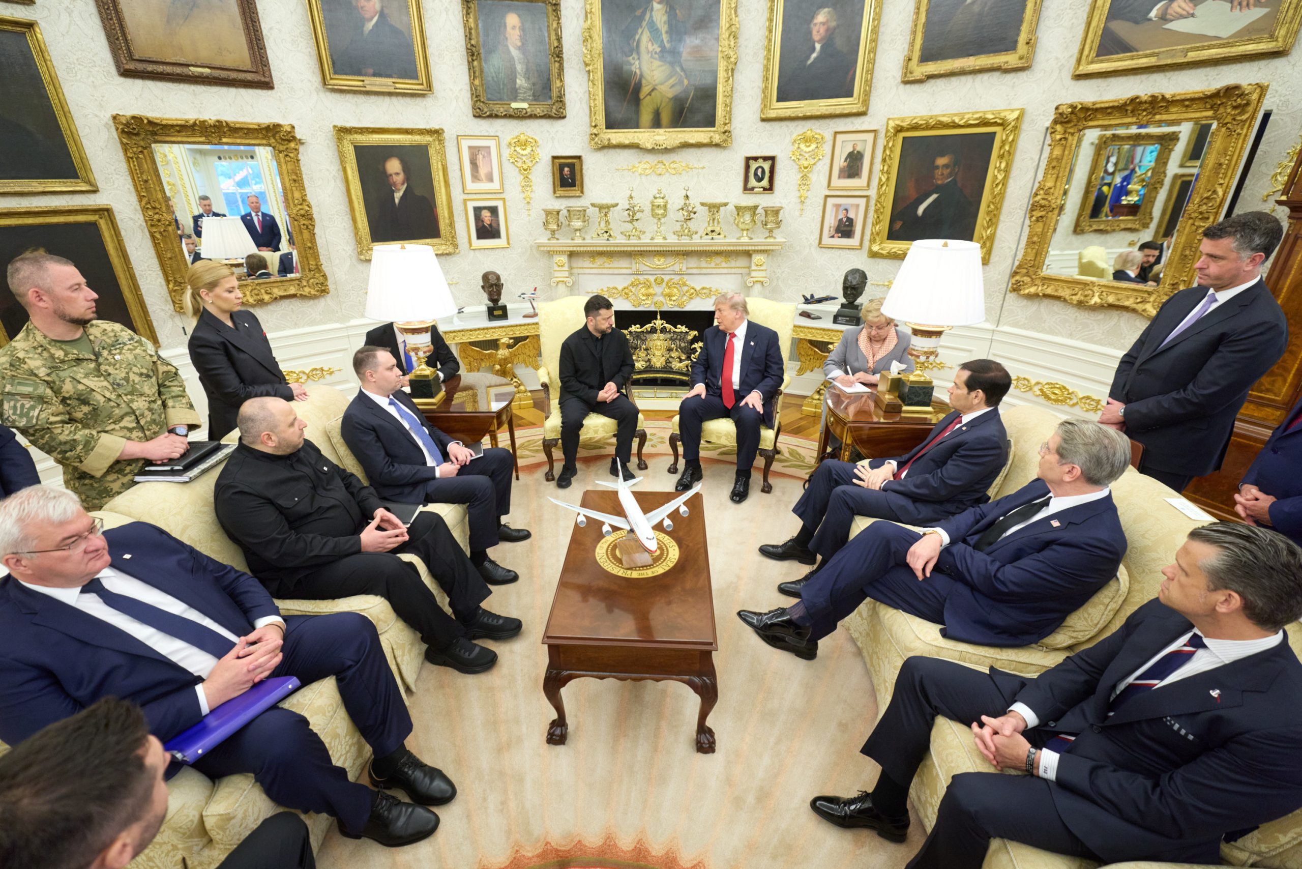 Zelenski: Am avut o &bdquo;&icirc;nt&acirc;lnire fructuoasă&rdquo; cu Trump; Ucraina și SUA discută producția de rachete Patriot și drone