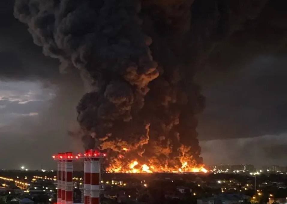 Ziua 1610 Ucraina face zob două centre logistice uriașe ale Rusiei și un depozit petrolier. Crimeea răm&acirc;ne iar fără curent. Noul șef al armatei ucrainene, pe lista &bdquo;most wanted&rdquo; a Moscovei